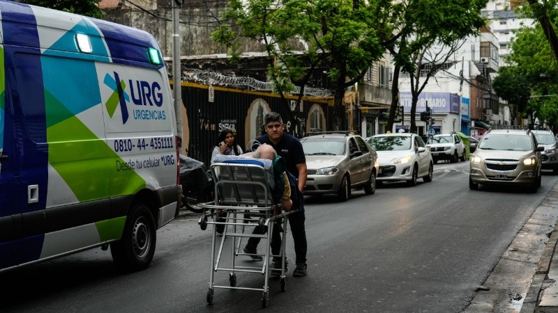 Al no tener lugar para estacionar, muchas ambulancias frenan en doble fila.