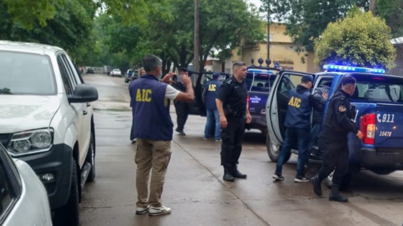 El operativo desarrollado en Nueva Roma culminó con los sospechosos detenidos.