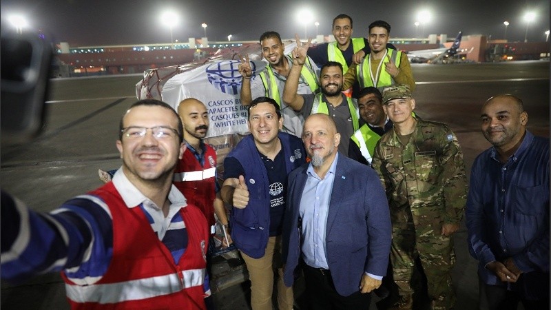 Así arribó un cargamento argentino de agua, medicamentos, leche en polvo, calzados y ropa.