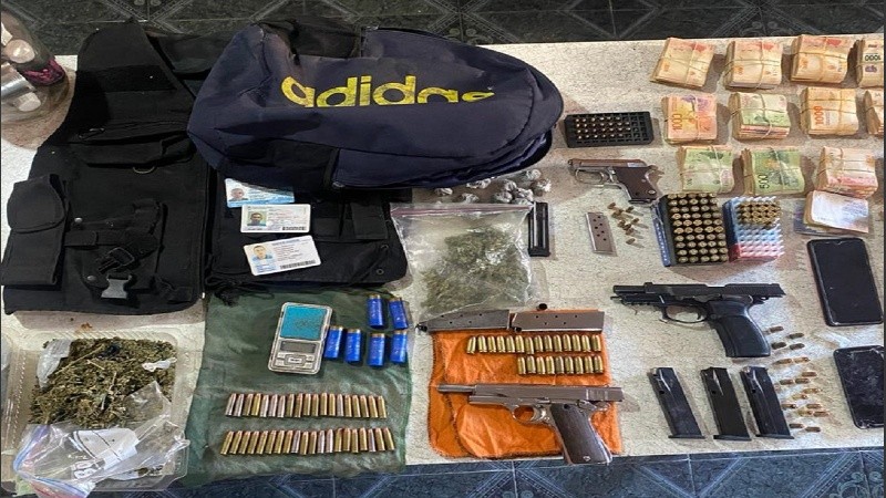 Parte del arsenal de armas, droga y dinero secuestrado en barrio Belgrano.