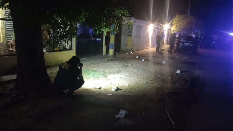 La feroz balacera en Las Flores dejó dos muertos y un herido.