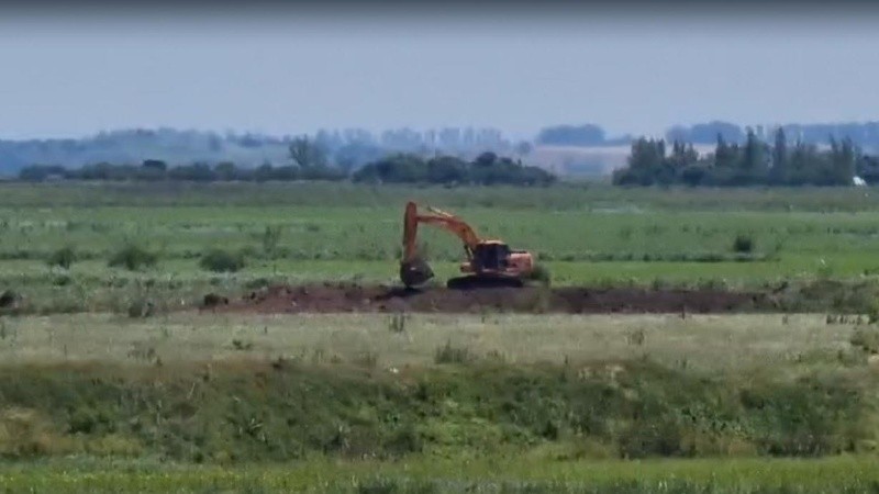 La imagen de una máquina trabajando en la demolición de los terraplenes.