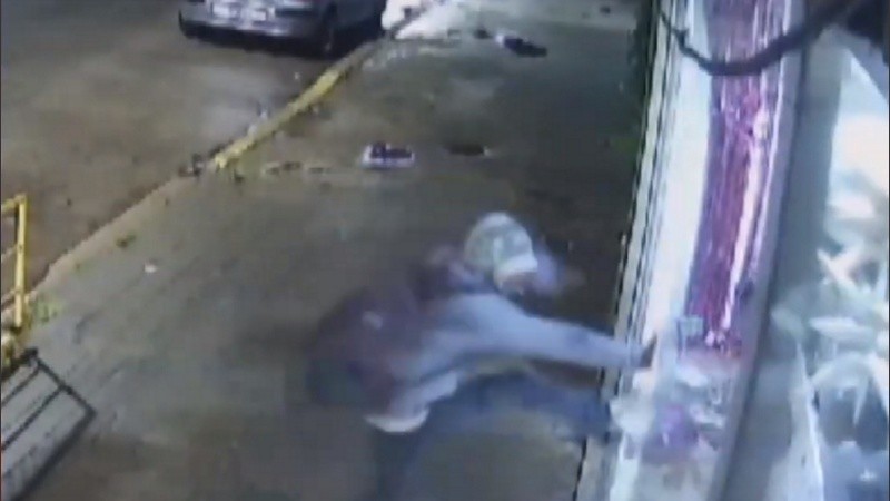 A pura patada y empujones, el delincuente destrozó el vidrio laminado.