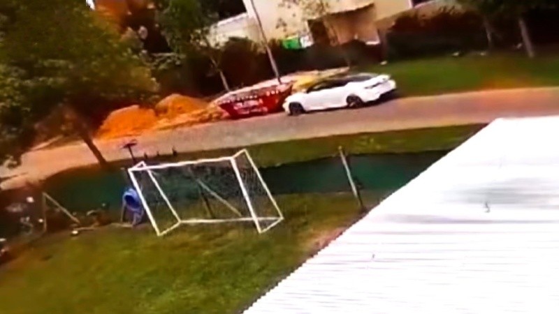 Domingo al mediodía. Un auto blanco se detiene y bajan cuatro personas para el golpe comando.