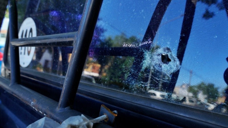 La Ford Ranger quedó sobre la vereda, con las luces encendidas y varios impactos de bala.