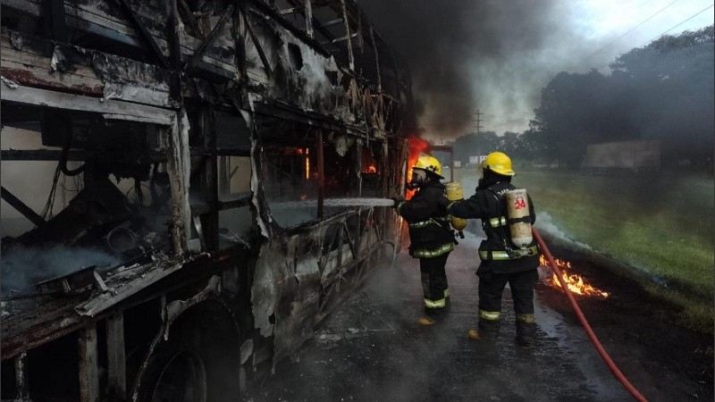 Bomberos de la zona trabajaron en el siniestro.