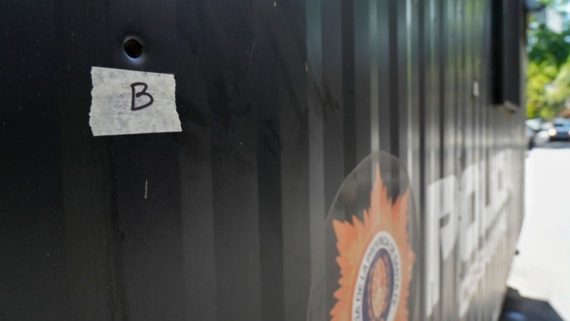 Uno de los orificios de bala en la garita policial que está en la puerta del hospital.