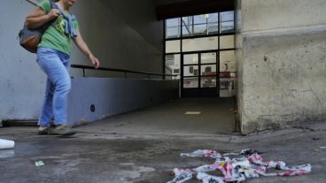 El frente del ingreso a la guardia del hospital Provincial, donde el martes asesinaron al policía.