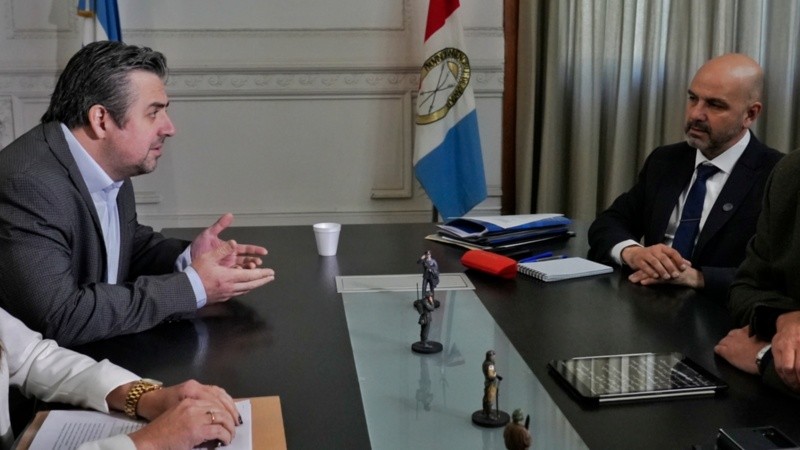 El futuro ministro en una reunión de transición con Brilloni.