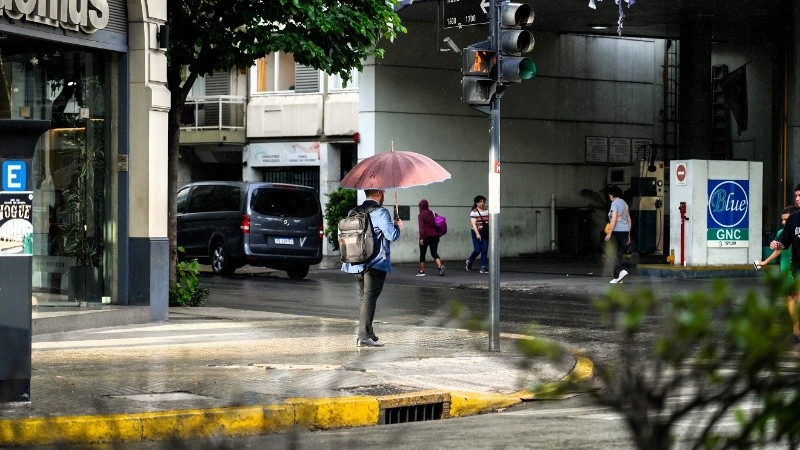 ¿Por el agua o por el sol? Durante algunos minutos, el paraguas cumplió doble función.