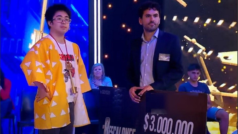 Akira y Nicolás negocian la llave en 