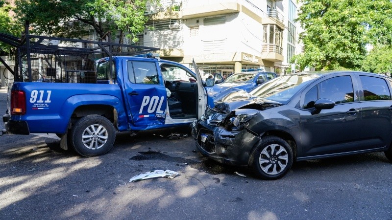 Fuerte choque entre un móvil policial y un auto en pleno centro: no ...