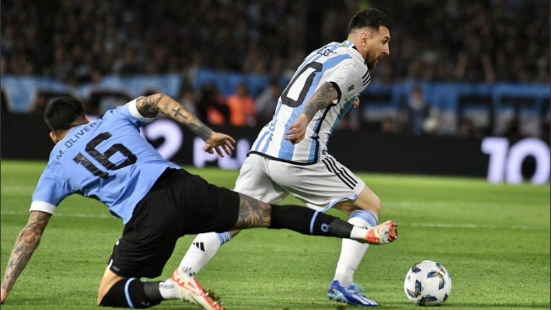 Lionel Messi fue rigurosamente marcado por los charrúas.