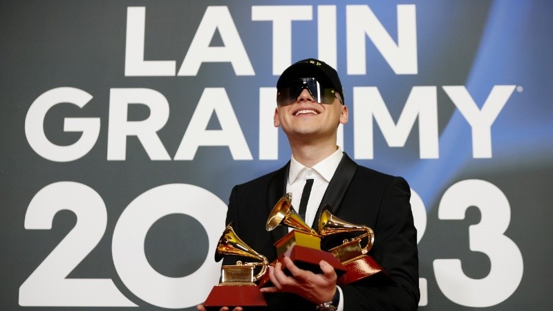 El productor Bizarrap se alzó este jueves por la noche con tres galardones en la 24ta. edición de los premios Grammy Latinos.
