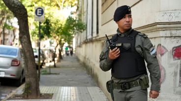Después del crimen, Gendarmería patrulla la zona del hospital.