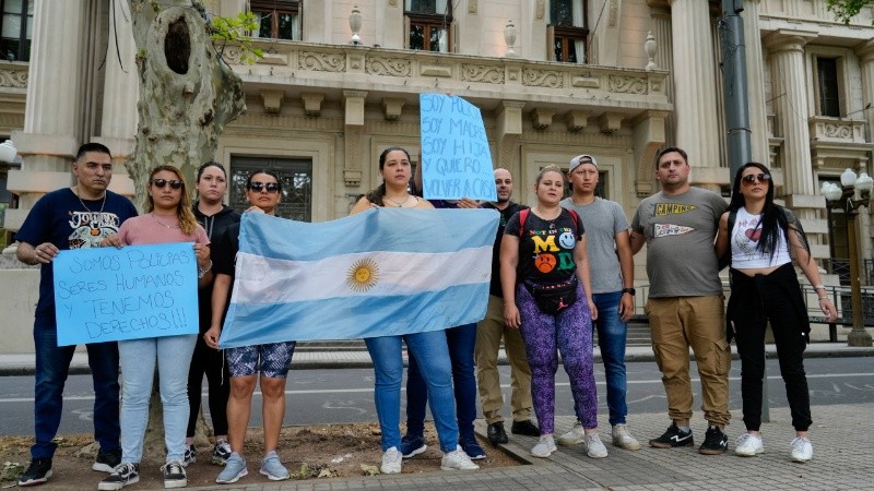 Policías se manifestaron frente a Gobernación para reclamar mejores condiciones laborales.