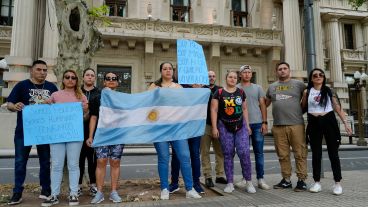 Policías se manifestaron frente a Gobernación para reclamar mejores condiciones laborales.