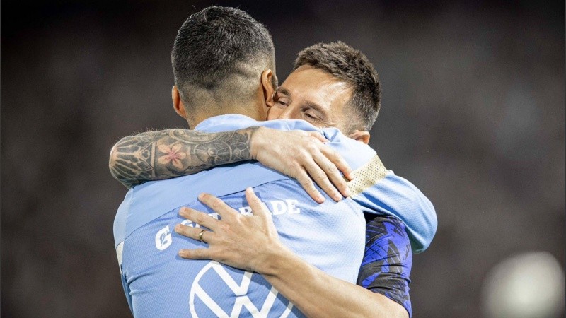 El abrazo de los amigos tras la victoria de Uruguay sobre Argentina.
