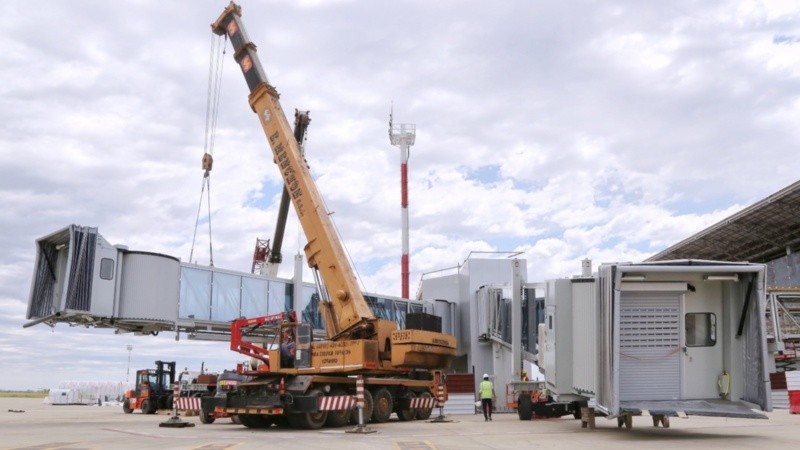 Las dos mangas de embarque facilitarán el acceso de los pasajeros a los aviones.