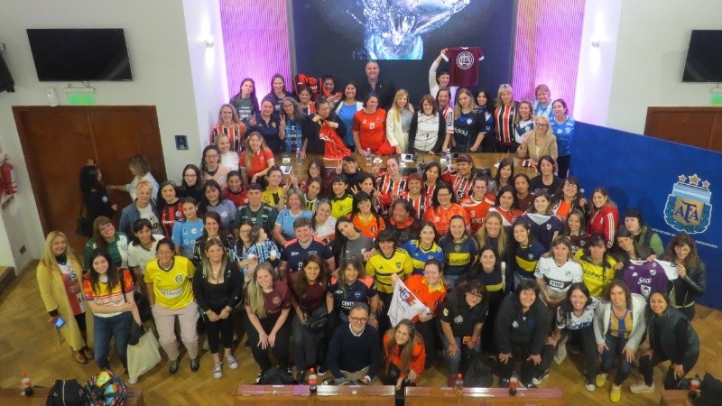 En el país, se calcula que poco más de la mitad de las futbolistas de los 20 planteles de primera división son profesionales, aunque sus sueldos promedio no alcanzan ni el 5 por ciento de lo que perciben los hombres.