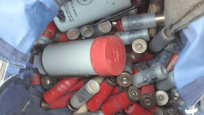 Las granadas y los cartuchos dentro de la mochila.