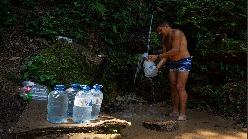 En el país carioca la temperatura alta llevó a que proveer el agua sea una política de Estado.