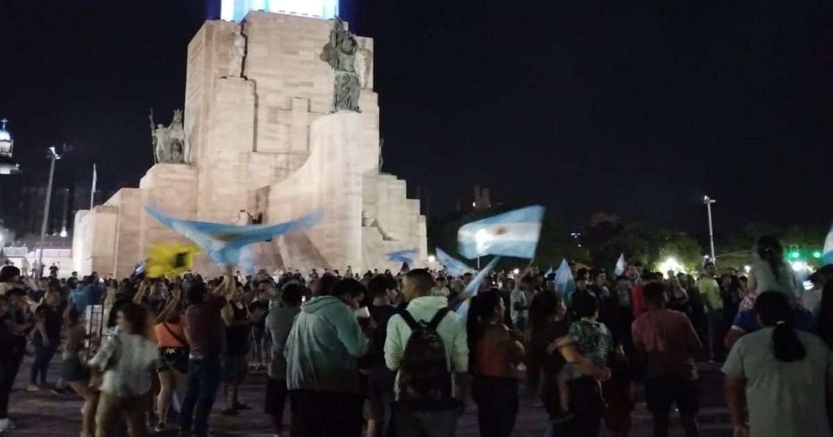 “Viva la libertad”: fiesta en el Monumento a la Bandera por la victoria ...