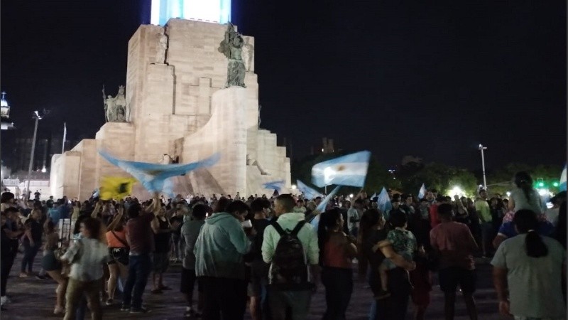 Libertarios y libertarias festejaban en el Monumento.