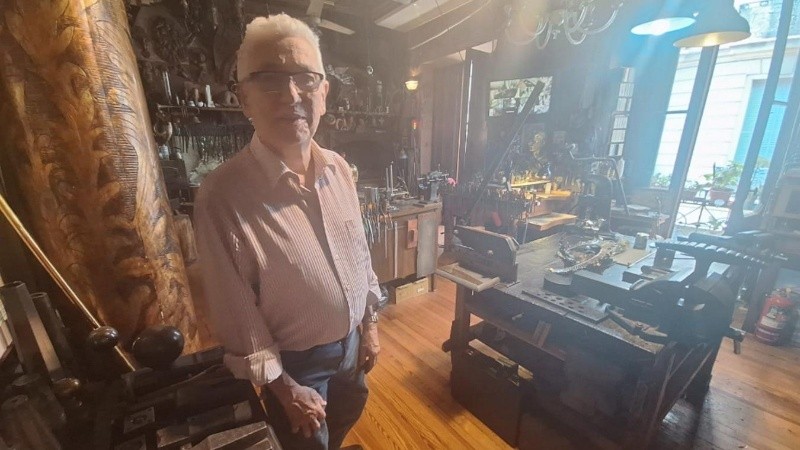 El artista Juan Carlos Pallarols, en su taller-museo de San Telmo.