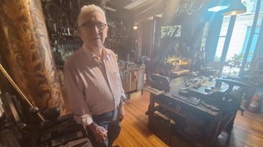 El artista Juan Carlos Pallarols, en su taller-museo de San Telmo.