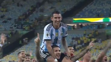 Di María fue llevado en andas y homenajeado por sus compañeros de equipo en el Maracaná.