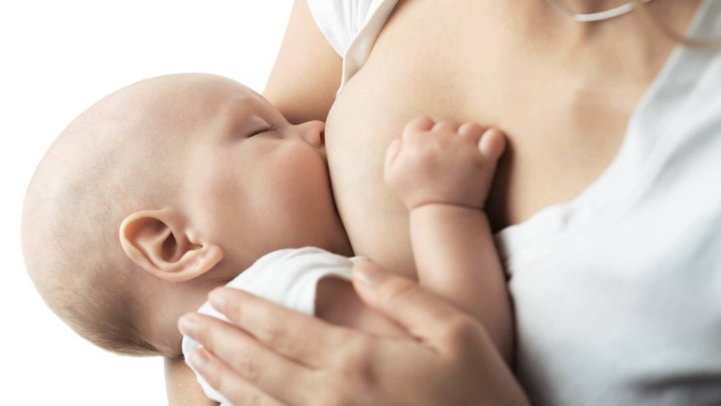 La lactancia materna contribuye con la prevención de las alergias.