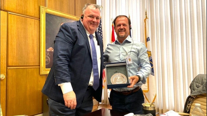 El Director del Departamento de Acción Política y Legislativa Hermandad Internacional de Teamsters  James Donovan Jr se comunicó con el Secretario General del Sindicato de Camioneros de Santa Fe Sergio Aladio..