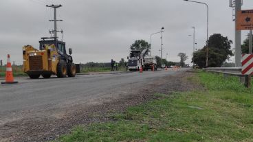 En diferentes caminos se iniciaron tareas de bacheo de emergencia.