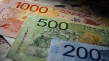 Las disposiciones referidas a sueldos y aguinaldos están establecidas en la Ley de Contrato de Trabajo.