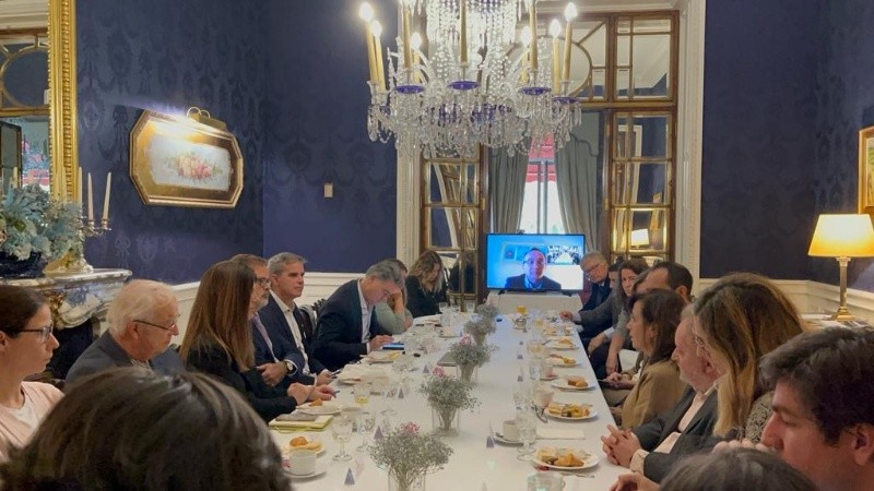 Maximiliano Nielsen, en forma presencial, y Gustavo Idígoras, virtual, en la reunión en la embajada de Argentina en España