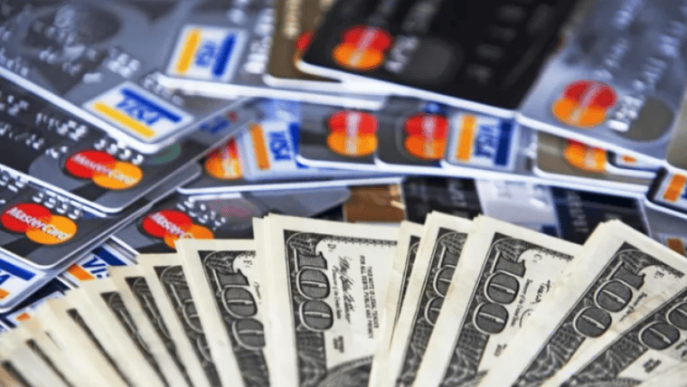 Con el dólar tarjeta arriba de los $900: cómo conviene pagar los consumos en el exterior