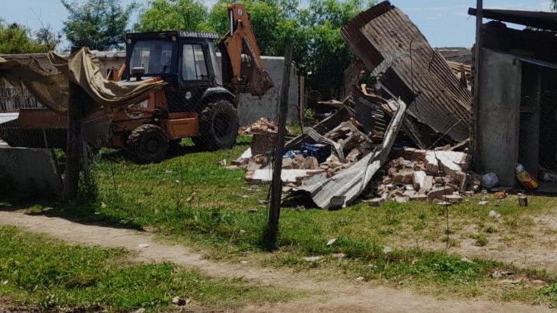 El municipio tiró abajo una construcción precaria utilizada como aguantadero.