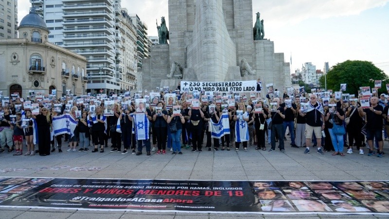Remeras negras y banderas de Israel en la movilización local.
