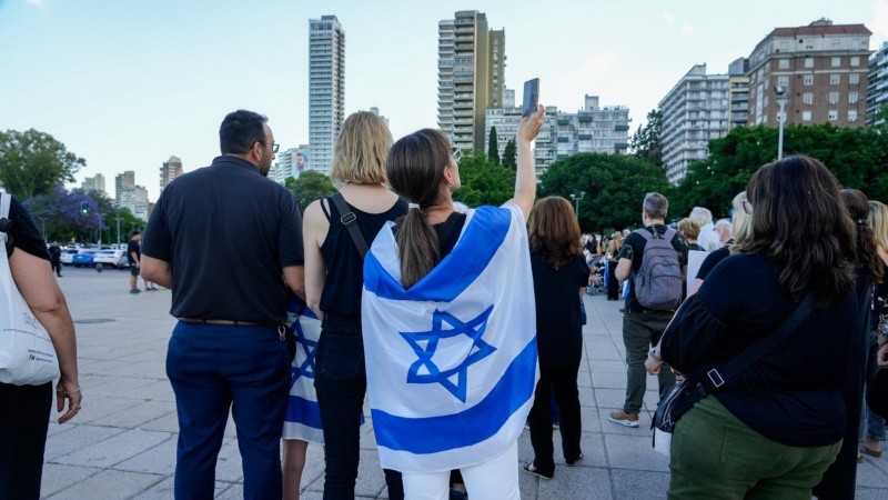 Remeras negras y banderas de Israel en la movilización local.