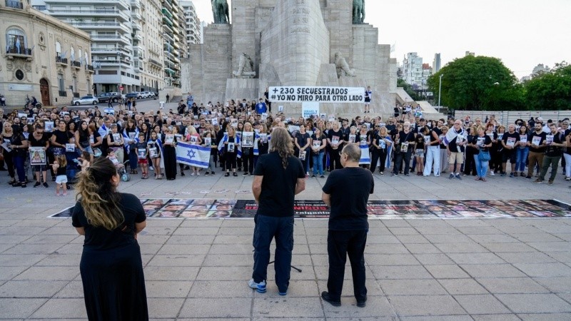 Remeras negras y banderas de Israel en la movilización local.