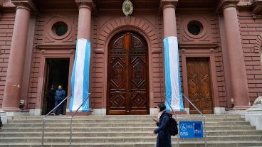 Los que se van y los que se quedan en el Palacio de los Leones.