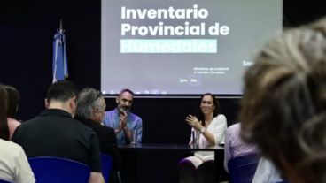 La ministra Gonnet y el titular de la Fundación Humedales en la presentación del inventario.