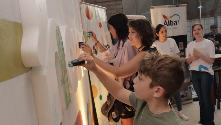 Todas las imágenes de premiación del concurso de muralismo, que se expresa en todos los pisos del edificio.