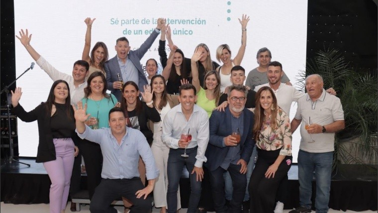 Todas las imágenes de premiación del concurso de muralismo, que se expresa en todos los pisos del edificio.