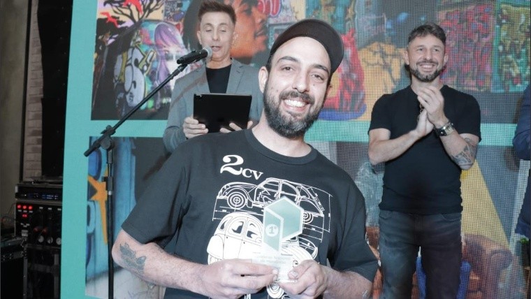 Nicolás Valeiras, el ganador del concurso de muralismo.