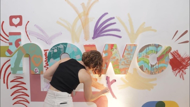 Todas las imágenes de premiación del concurso de muralismo, que se expresa en todos los pisos del edificio.