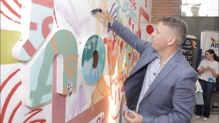 Todas las imágenes de premiación del concurso de muralismo, que se expresa en todos los pisos del edificio.