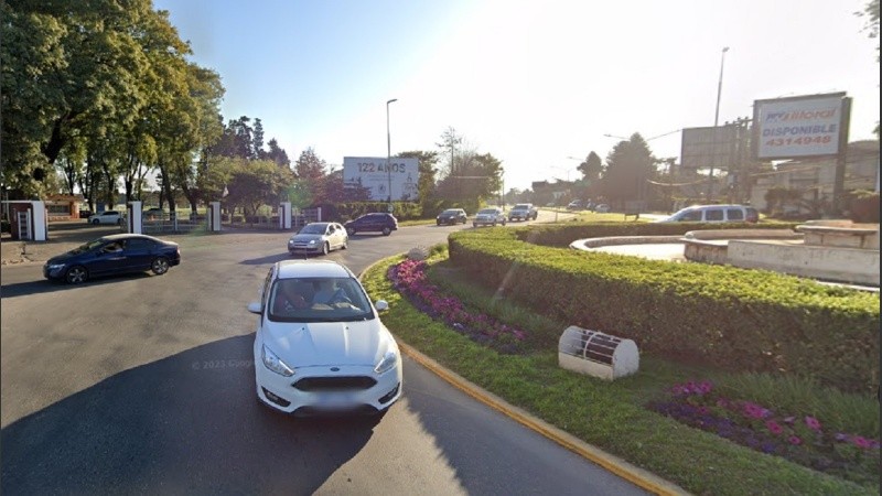 El ingreso del club, donde un hombre bajó de un vehículo gris y realizó un llamado que despierta sospechas.