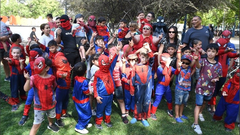  Cerca de un centenar de personas vestidas como Spider Man fueron convocadas para colaborar con el merendero afectado.
